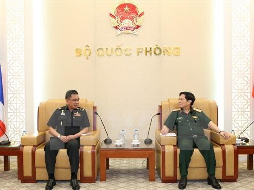 越南国防部长吴春历（右）会见泰国国防部常务秘书猜昌。（图片来源：越通社）