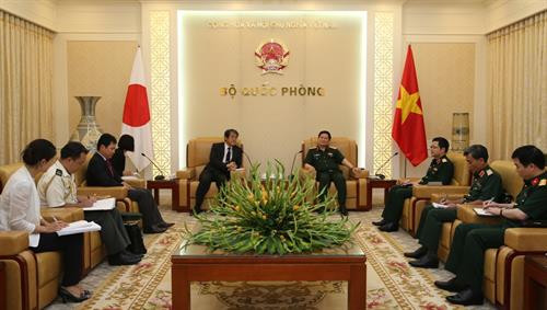 越南国防部部长吴春历会见日本驻越南大使梅田邦夫。（图片来源：越通社）
