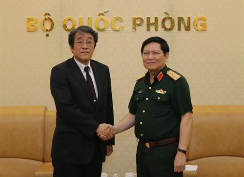越南国防部部长吴春历（右）会见日本驻越南大使梅田邦夫。（图片来源：越通社）