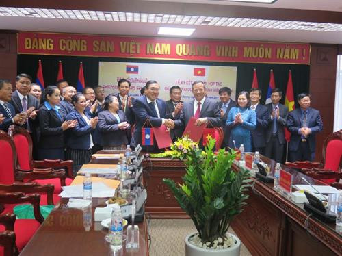 海阳省省委书记、人民议会主席阮孟显同老挝万象省省委书记兼省长维东·赛雅颂签署海阳省与万象省2017-2022年合作文件。（图片来源：越通社）