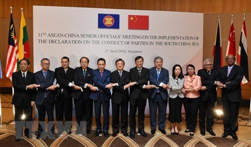 东盟和中国官员于2016年在新加坡就东海问题进行讨论。（图片来源：AFP）