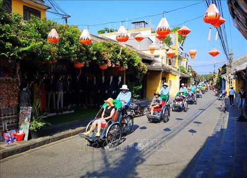 2019年，广南省旅游业呈现稳定发展趋势，接待游客量为760多万人次，旅游营业收入达6万亿多越盾。图自越通社