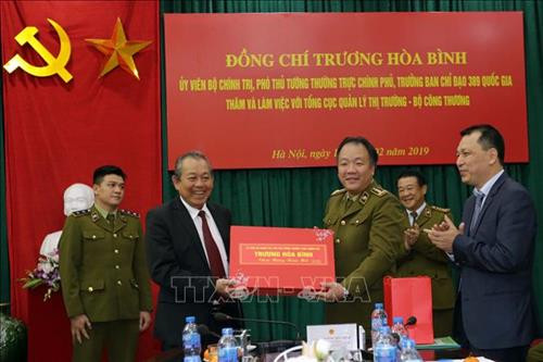 张和平向市场管理总局领导赠送礼品。越通社记者 陈越 摄 张和平向市场管理总局领导赠送礼品。越通社记者 陈越 摄