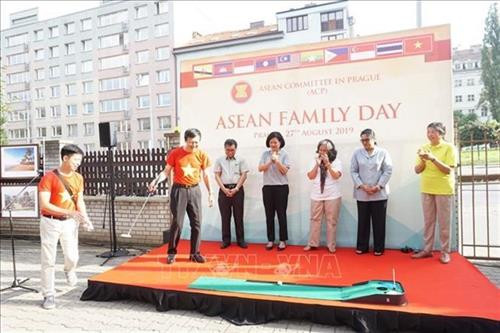 东盟各国大使参加“2019年东盟家庭日”活动。图自越通社 东盟各国大使参加“2019年东盟家庭日”活动。图自越通社