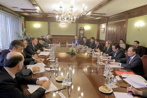 阮文平同俄罗斯第一副总理、越俄政府间委员会俄罗斯分委会主席舒瓦洛夫(Igor Shuvalov)进行会谈。（图片来源： 因特网）