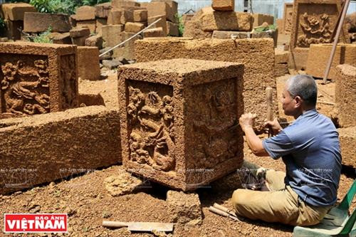 工匠将红土石砖雕塑成砖瓦、动物、花盆等。（图片来源：越南画报）
