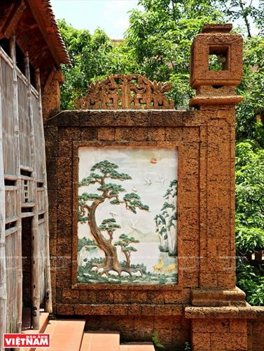 红土石砖壁。（图片来源：越南画报）