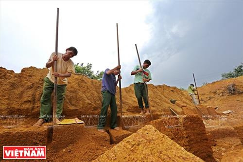 红土松散绵软，被视为平安乡民的独特建材原料。（图片来源：越南画报）