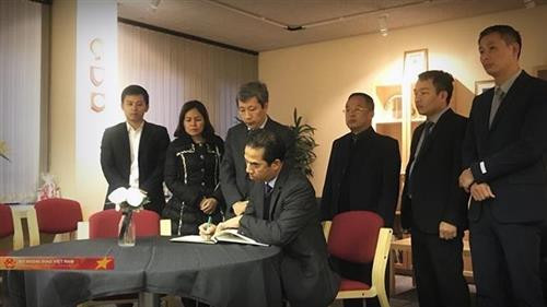 越南外交部副部长苏英勇在吊唁簿上留言。图自越通社