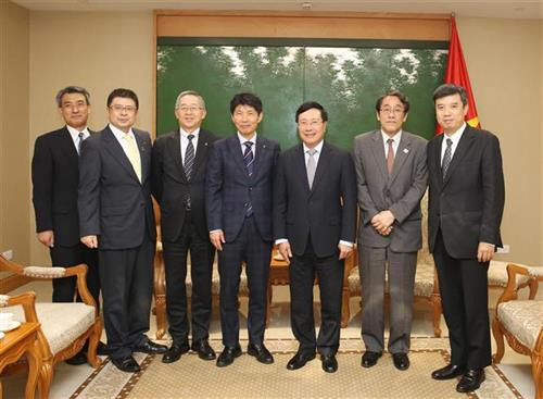 越南政府副总理兼外交部长范平明与日本群马县代表合影。图自越通社