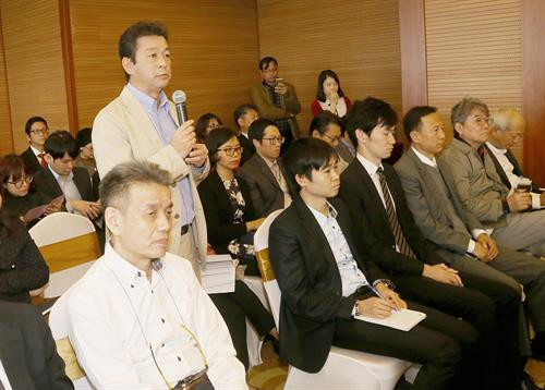 日本企业代表在会上发言。（图片来源：越通社）