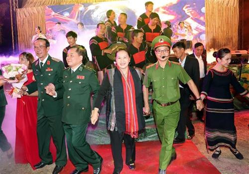 越南国会主席阮氏金银出席“温暖村民心的边防之春”活动。图自越通社