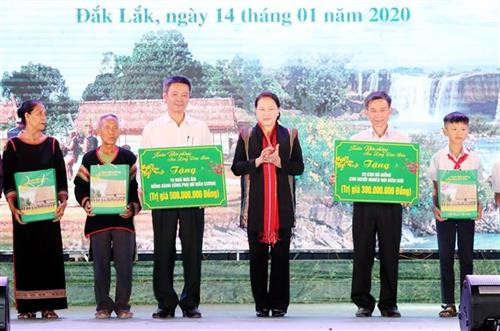 阮氏金银向当地贫困者、贫困上进学生赠送礼物