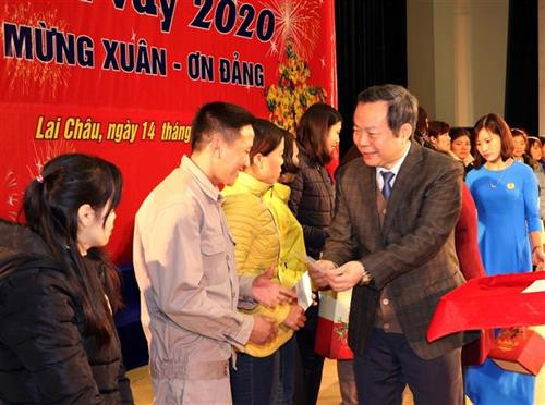 越共中央委员、越南国会副主席冯国显出席在莱州省举行的“团圆之春——庆建党贺新春”活动。图自越通社