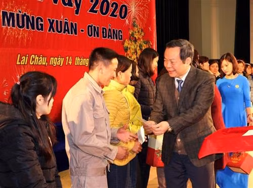 越共中央委员、越南国会副主席冯国显出席在莱州省举行的“团圆之春——庆建党贺新春”活动。图自越通社