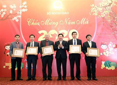 越通社四名干部荣获致力于外交事业的纪念章。图自越通社