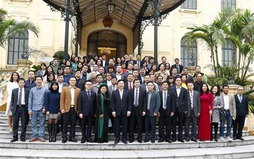 政府副总理兼外长范平明与各代表合影。图自越通社