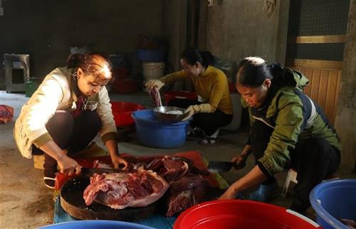 老街省烟熏腊肉、腊肠以特色味道闻名远近。图自越通社