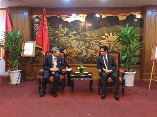 日本鹿儿岛县工商会主席岩崎芳太郎与越南工商会主席武进禄。（图片来源：越通社）