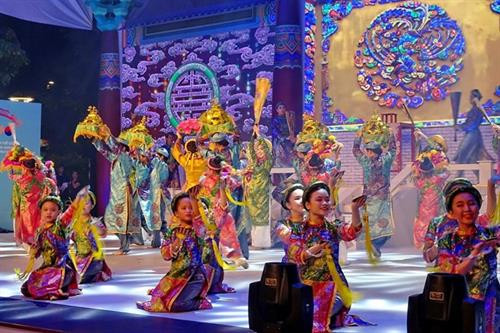 胡志明市—庆州市世界文化节开幕式的表演节目。（图片来源：越通社）