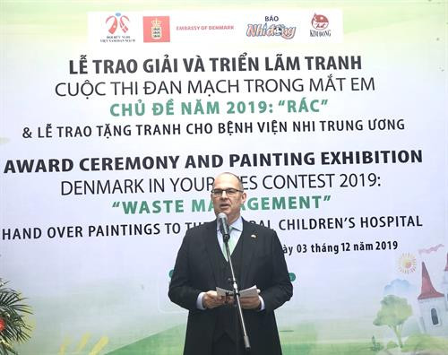 丹麦驻越南大使金•霍伦德•克里斯滕森大使在颁奖仪式上致辞。图自互联网
