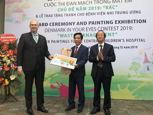 组委会向越南中央儿童医院赠送400件参赛作品。图自互联网