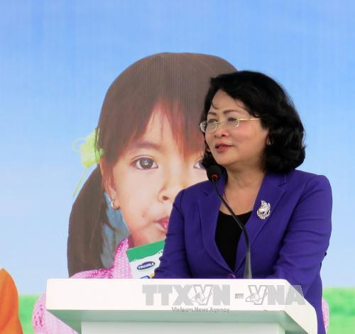 邓氏玉盛副主席发表讲话。(图片来源:越通社) 邓氏玉盛副主席发表讲话。(图片来源:越通社)