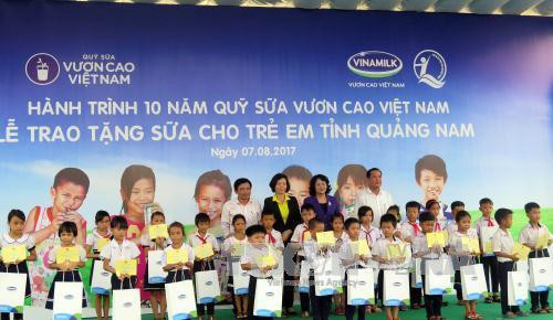 邓氏玉盛副主席贫困优秀学生赠送礼物。(图片来源:越通社) 邓氏玉盛副主席贫困优秀学生赠送礼物。(图片来源:越通社)