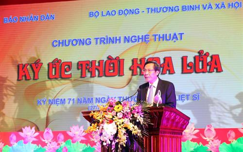 越共中央委员、《人民报》社总编辑、中央宣教部副部长、越南新闻工作者协会主席顺友发表讲话。越通社记者 英俊 摄
