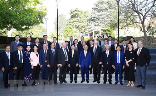 阮春福与各位代表合影。（图片来源：越通社）