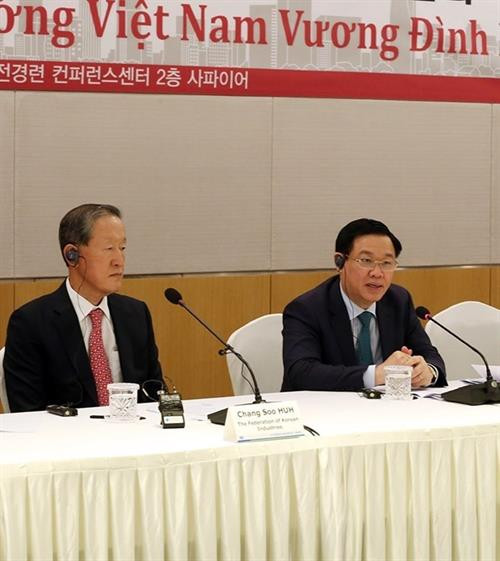 王廷惠(右)发表讲话。图自越通社 王廷惠(右)发表讲话。图自越通社