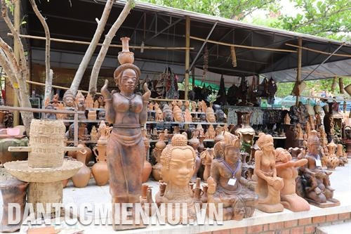 宝竹陶器是一种具有占族浓厚特色文化并与其他地方的陶器不可混为一谈的产品。 记者 安成达 摄