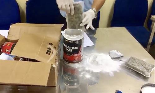 毒品被分装成小包并藏在多批运往越南的货物中。图自越通社