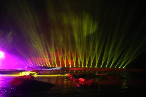 2019年板约瀑布灯光节。图自越通社