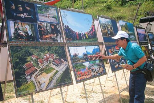 “探索重庆县”图片展。图自越通社