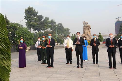 胡志明市领导上香缅怀英雄烈士。图自越通社