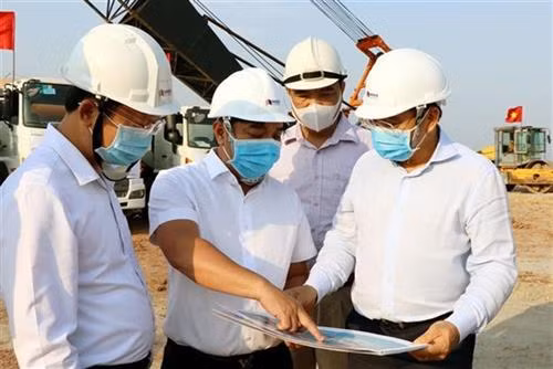 广宁省领导进行实地检查。图自越通社