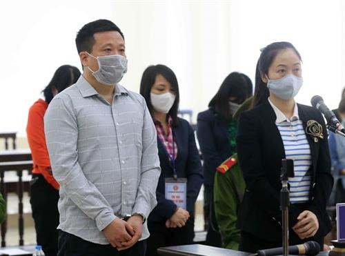 大洋商业银行原董事长何文深出庭受审。图自越通社