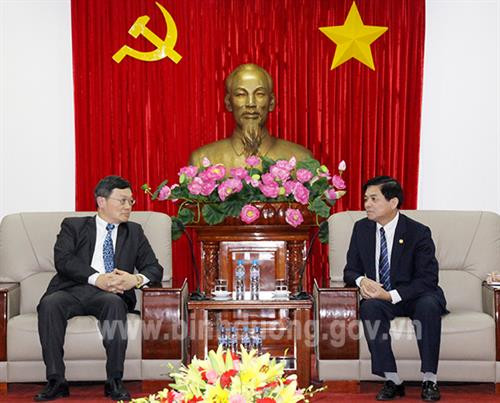 平阳省人民委员会副主席陈清廉（右）与平阳省中国台湾商会会长郭游廷（左）。（图片来源：平阳省政府门户网站）