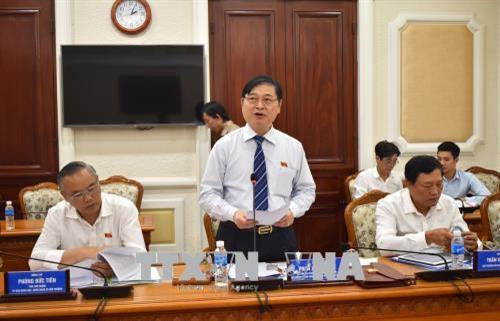 越南国会科学技术与环境委员会主任、检查团团长潘春勇在会上发表讲话。图自越通社