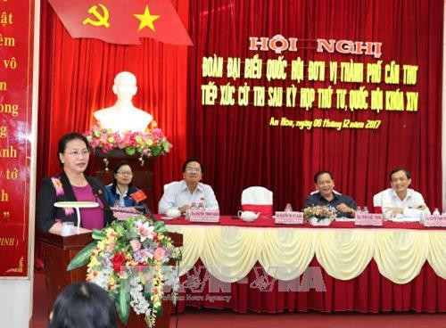 越南国会主席阮氏金银接待芹苴市选民。(图片来源:越通社) 越南国会主席阮氏金银接待芹苴市选民。(图片来源:越通社)