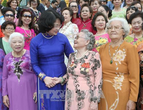 邓氏玉盛与代表们。（图片来源：越通社）