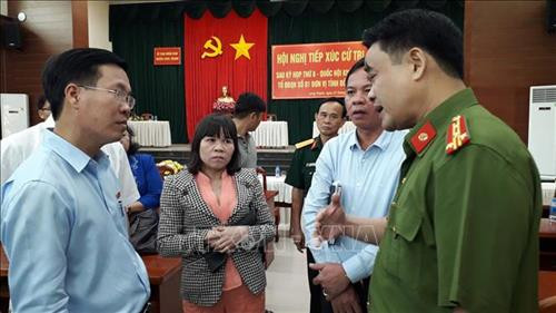 越共中央宣教部部长武文赏于11月27日在龙城县开展选民接待活动。图自越通社