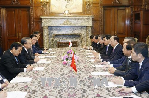 越南国家主席陈大光（右）会见日本国会众议院议员古屋圭司。（图片来源：越通社）