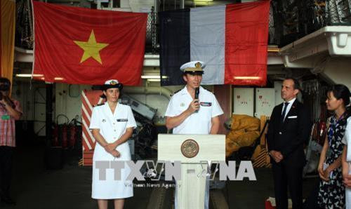 法国海军大校Jean Porcher介绍法国海军此次访问的行程。(图片来源:越通社) 法国海军大校Jean Porcher介绍法国海军此次访问的行程。(图片来源:越通社)