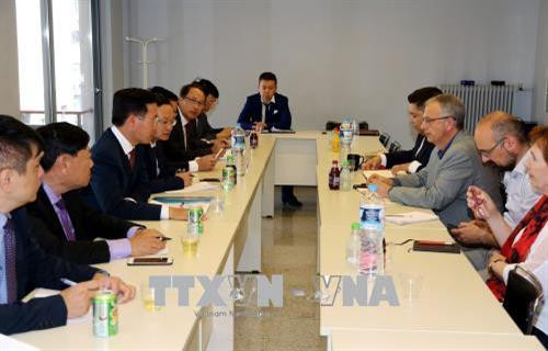 越共中央宣教部部长武文赏与执政党左翼激进联盟党领导举行工作会谈。（图片来源：越通社）
