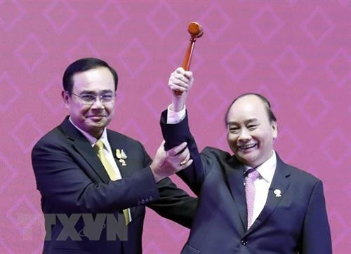 资料图：泰国总理巴育——2019年东盟轮值主席国将东盟主席锤子移交给越南政府总理阮春福。图自越通社