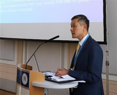 越南驻德国大使阮明武发表讲话。图自越通社