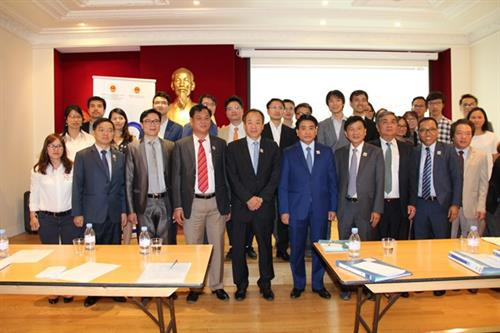 越南代表团与法国越南科学与专家协会各成员合影留念。(图片来源:http://hanoitv.vn) 越南代表团与法国越南科学与专家协会各成员合影留念。(图片来源:http://hanoitv.vn)