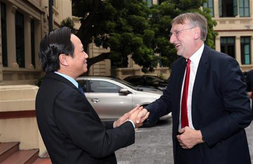 越南劳动荣军与社会部部长陶玉容(左)会见欧洲议会国际贸易委员会主席博纳德·朗耶。图自越通社 越南劳动荣军与社会部部长陶玉容(左)会见欧洲议会国际贸易委员会主席博纳德·朗耶。图自越通社